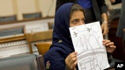 Nabila Rehman, de nueve años, muestra a los congresistas un dibujo del ataque en el que murió su abuela.
