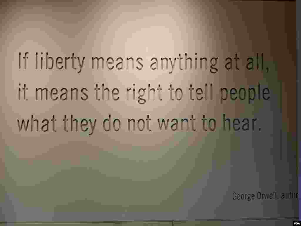 &quot;Si la libertad significa algo, significa el derecho de decirle a la gente lo que no quiere escuchar&quot;, frase&nbsp;de&nbsp;George Orwell, escritor&nbsp;y&nbsp;periodista&nbsp;británico,&nbsp;fue además cronista, crítico de literatura y novelista. Orwell es uno de los&nbsp;ensayistas&nbsp;en&nbsp;lengua inglesa&nbsp;más destacados de los años treinta y cuarenta del&nbsp;siglo XX. Su frase se lee en una de las paredes del Newseum.&nbsp;Foto: Herbert Zepeda - VOA.