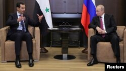 Presiden Suriah Bashar al-Assad (kiri) bertemu dengan Presiden Rusia Vladimir Putin di Sochi, Rusia, 17 Mei 2018. (Foto: dok).