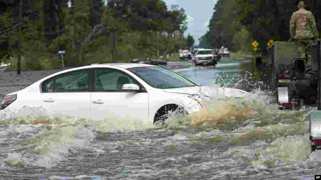 Un véhicule abandonné dans l&#39;eau sur la route 190, après de fortes pluies qui ont inondé la région, le 14 août 2016.