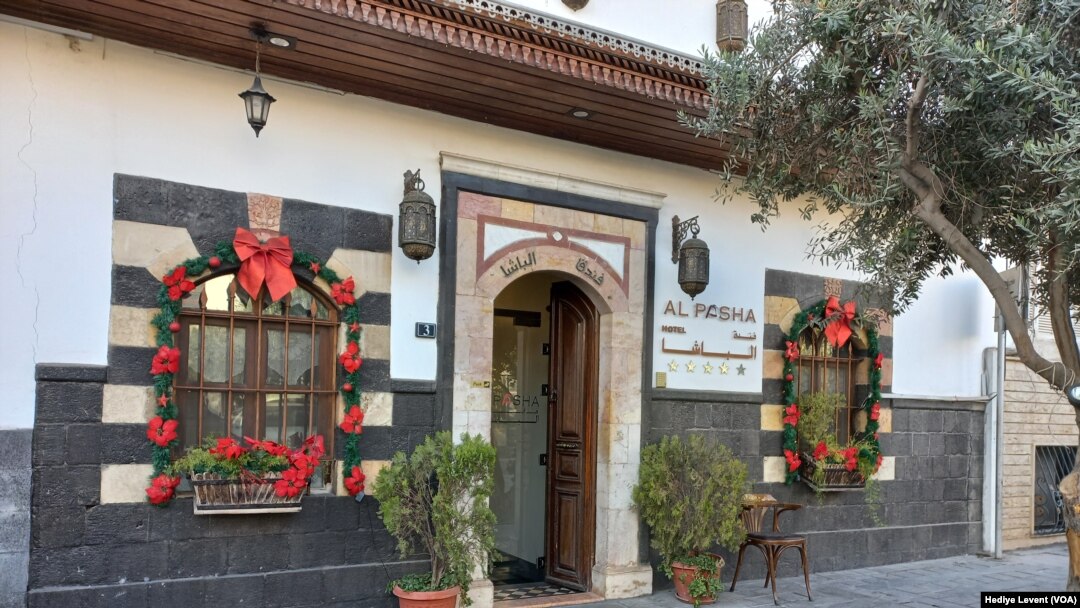 Çok sayıda tarihi ve yeni kilisenin bulunduğu, başkentin "Eski Şam" denilen Hristiyan mahallesinde yavaş yavaş Noel ve yılbaşı kutlamaları için süslemeler başladı. 