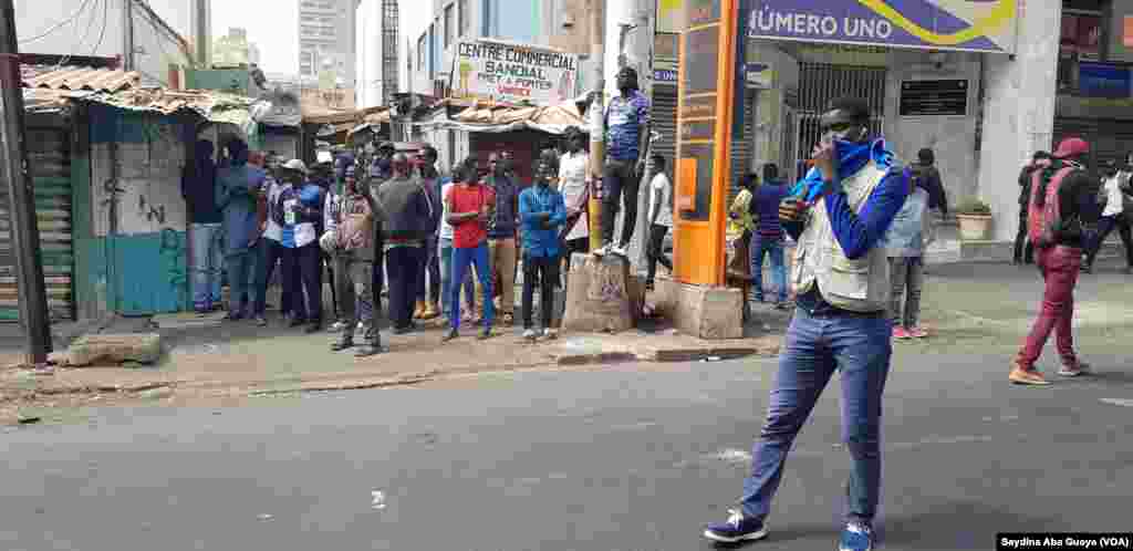 Manifestation de l'opposition dispersée à Dakar, au Sénégal, le 19 avril 2018. (VOA/Seydina Aba Gueye)