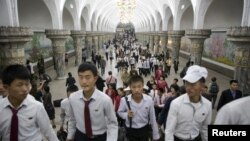 북한 평양에서 시민들의 통근길 모습. (자료사진)