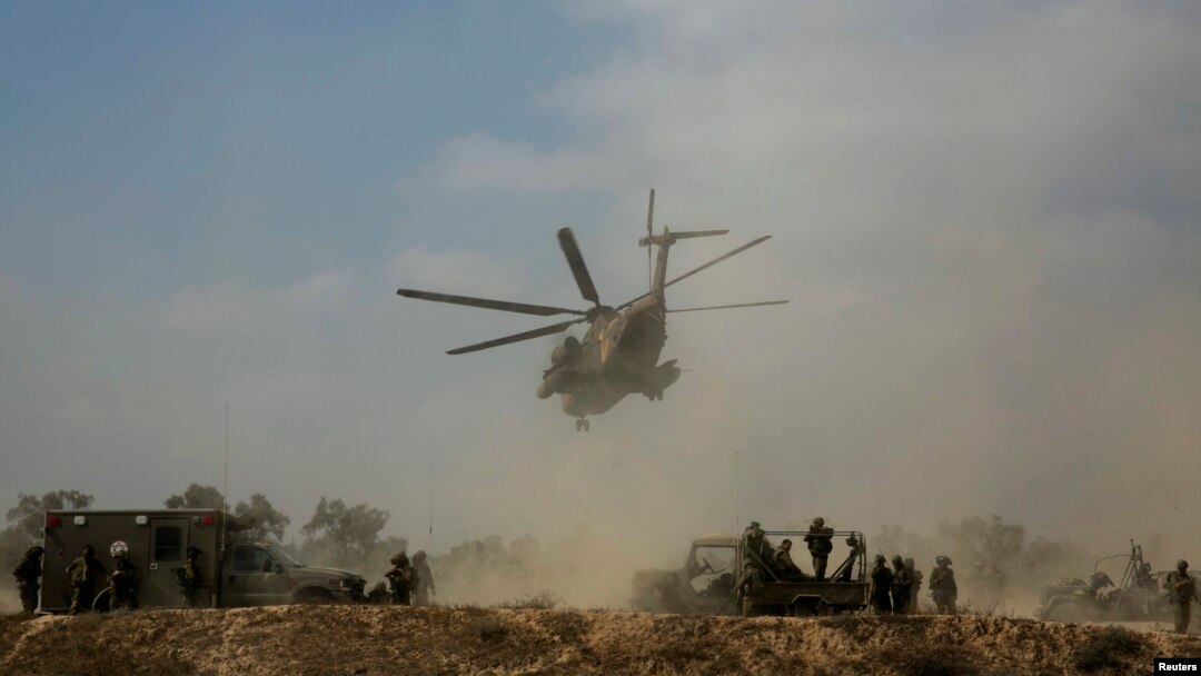 Helikopter militer Israel mengevakuasi tentara yang terluka dalam sebuah serangan di Gaza (23/7). (Reuters/Baz Ratner)