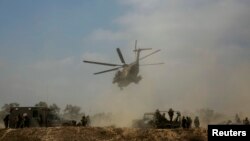 Helikopter militer Israel mengevakuasi tentara yang terluka dalam sebuah serangan di Gaza (23/7). (Reuters/Baz Ratner)