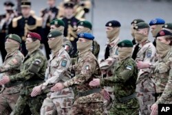 FILE - Prajurit dari Satuan Tugas Eropa Takuba ikut memeriahkan parade Hari Bastille tahunan di Champs-Elysees, Paris, 14 Juli 2021. (AP/Lewis Joly, File)