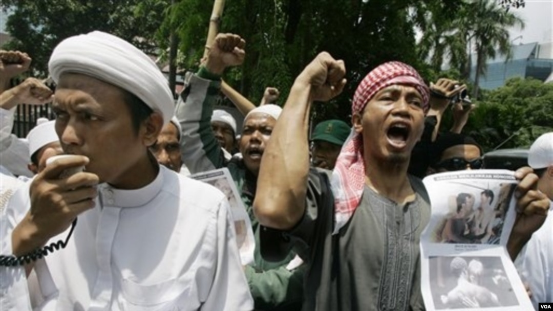 Para aktivis FPI melakukan unjuk rasa menentang pemutaran film bertema gay dan lesbian (LGBT) di Indonesia (foto: dok).