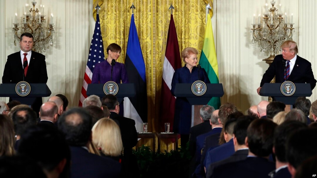 Predsednik Tramp na konferenciji za novinare sa predsednicima Estonije, Litvanije i Letonije u Istočnoj sobi Bele kuće