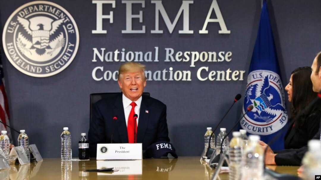 Presiden Donald Trump melakukan diskusi mengenai ancaman badai musim ini dengan para pejabat Badan Manajemen Darurat Federal atau FEMA, di Washington hari Jumat (4/8). 