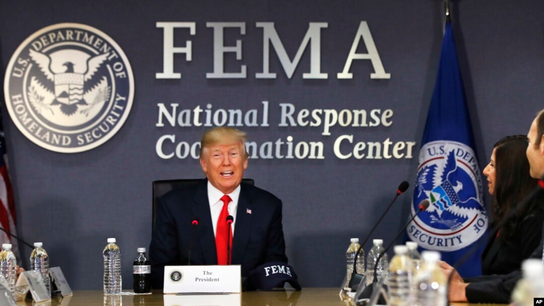 លោក​ប្រធានាធិបតី Donald Trump​ ជួប​ជាមួយ​នឹង​មន្ត្រី​ដើម្បី​ពិភាក្សា​ពី​រដូវកាល​ខ្យល់​ព្យុះ​ខាង​មុន កាលី​ថ្ងៃទី៤ ខែសីហា ឆ្នាំ២០១៧។