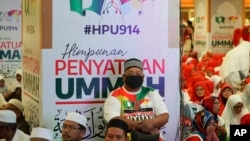 Partai UMNO meresmikan aliansi dengan partai Islamis PAS di Kuala Lumpur, Malaysia hari Sabtu (14/8). 