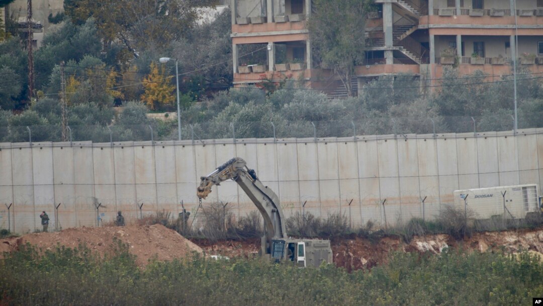 Militer Israel menggunakan alat-alat berat untuk menghancurkan terowongan yang diduga dipakai Hizbullah dekat kota Metula, dekat perbatasan Lebanon (foto: dok). 