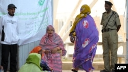 Des femmes attendant de voter à Nouakchott, lors de la présidentielle mauritanienne, le 21 juin 2014.