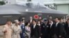 아베 신조 일본 총리가 지난 2014년 10월 자위대 창설 60주년을 맞아 도쿄 북부의 햐쿠리 공군기지에서 열린 항공자위대 관열식에 참석했다.