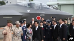 아베 신조 일본 총리가 지난 2014년 10월 자위대 창설 60주년을 맞아 도쿄 북부의 햐쿠리 공군기지에서 열린 항공자위대 관열식에 참석했다.
