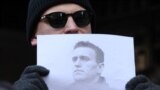 Участник митинга памяти Алексея Навального у здания российского консульства в Нью-Йорке, 16 февраля 2024 года.