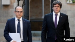 Jordi Turull, à gauche, à l’époque où il était le conseiller de l’ex- président catalan Carles Puigdemont à Barcelone, le 17 octobre 2017.