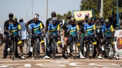 Ba cyclistes to batmbwisi nkinga ya Rwanda na 32e Tour ya Faso, na Ougadougou, 25 octobre 2019.