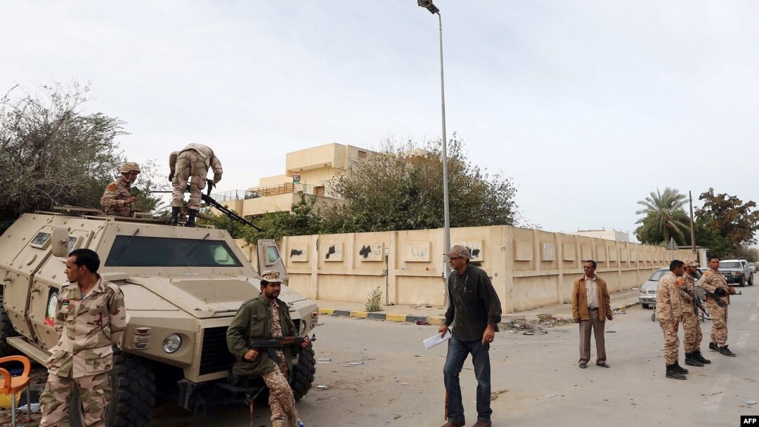 Tentara Libya mengamankan jalan-jalan di Tripoli setelah milisi diperintahkan meninggalkan ibukota, Senin (18/11). 