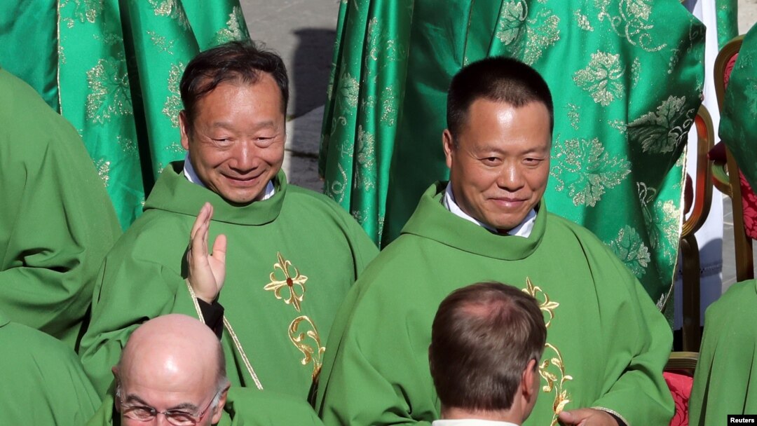 Giám mục Trung Quốc John Baptist Yang Xiaoting và Joseph Guo Jincai tham dự Thánh lễ khai mạc Thượng hội đồng Giám mục ở Vatican ngày 3/10/2018.