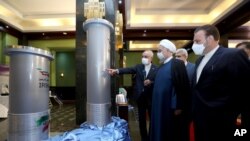حسن روحانی در کنار علی اکبر صالحی، رئیس سازمان انرژی اتمی ایران، در نمایشگاهی در تهران - ۲۱ فروردین ۱۴۰۰