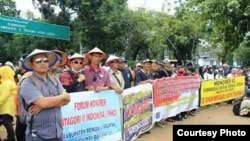 Forum Honorer Kategori II Indonesia (FHK2I) menggelar demo di DPR menuntut perubahan regulasi terkait ASN. (Foto courtesy: FHK2I/dok)