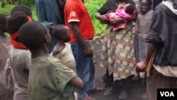 Des enfants de familles déplacées de guerre, dans le village de Kimoka, dans le Nord-Kivu, 6 novembre 2015. (VOA/N. Long).