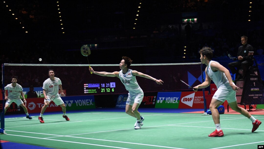 Marcus Fernaldi Gideon dan Kevin Sanjaya Sukamuljo (kanan) berhadapan dengan pasangan Jepang Hiroyuki Endo dan Yuta Watanabe (tidak nampak pada gambar) dalam laga final ganda putra All England Birmingham, Inggris, 15 Mei 2020. (Foto: Oli Scaref/AFP/Dok).