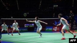 Marcus Fernaldi Gideon dan Kevin Sanjaya Sukamuljo (kanan) berhadapan dengan pasangan Jepang Hiroyuki Endo dan Yuta Watanabe (tidak nampak pada gambar) dalam laga final ganda putra All England Birmingham, Inggris, 15 Mei 2020. (Foto: Oli Scaref/AFP/Dok).