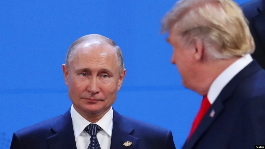 President Rusia Vladimir Putin (kiri) berbincang dengan Presiden AS Donald Trump di sela KTT G20 di Buenos Aires, Argentina, 30 November 2018 (foto: dok). 