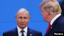 President Rusia Vladimir Putin (kiri) berbincang dengan Presiden AS Donald Trump di sela KTT G20 di Buenos Aires, Argentina, 30 November 2018 (foto: dok). 