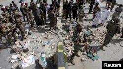 Security officials gather at the site of a bomb explosion in Quetta, Pakistan, Aug. 11, 2016.