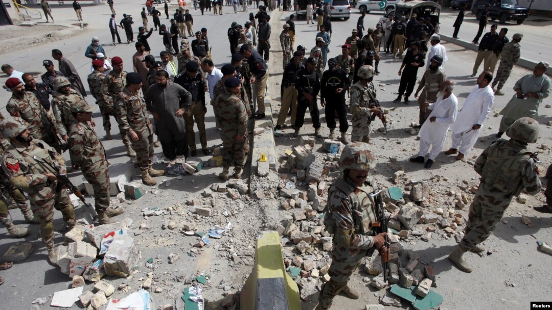 Petugas keamanan berkumpul di lokasi pemboman di Quetta, Pakistan (11/8). (Reuters/Naseer Ahmed)