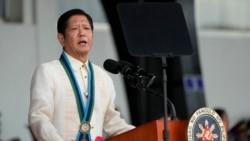 Presiden Filipina Ferdinand Marcos Jr memberi kata sambutan dalam peringatan ulang tahun ke-89 Angkatan Bersenjata Filipina di Kamp Aguinaldo, Quezon City, Filipina, 20 Desember 2024. (Foto: Aaron Favila/AP Photo)