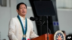 Presiden Filipina Ferdinand Marcos Jr memberi kata sambutan dalam peringatan ulang tahun ke-89 Angkatan Bersenjata Filipina di Kamp Aguinaldo, Quezon City, Filipina, 20 Desember 2024. (Foto: Aaron Favila/AP Photo)