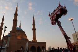 Lebanon's mass demonstrations have been mostly peaceful, but recent clashes have raised fears about renewed sectarian violence, in Beirut, Nov. 22, 2019. (Heather Murdock/VOA)