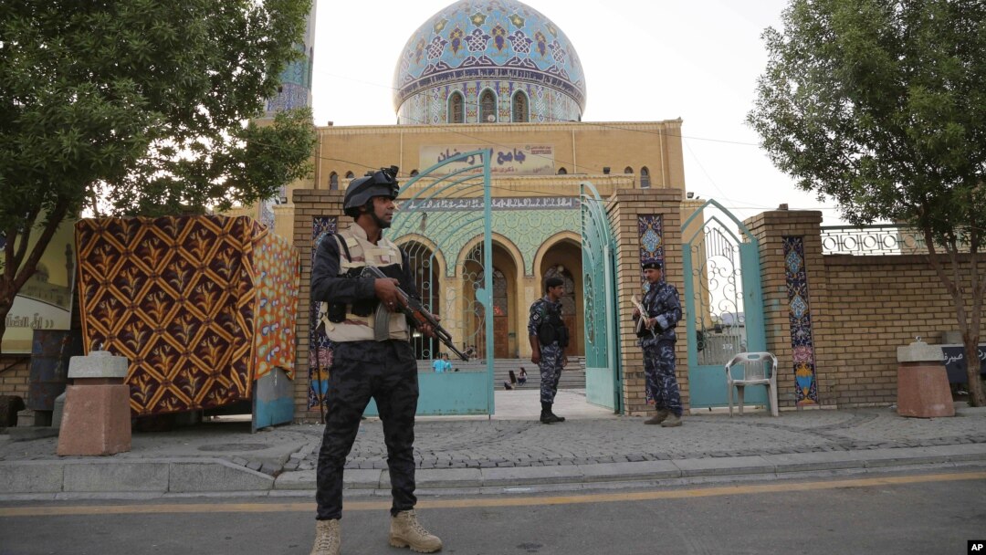 Pasukan keamanan Irak mengamankan sebuah masjid Sunni di Baghdad (foto: dok). Serangan bom ganda atas masjid Syiah di Baghdad menewaskan sedikitnya 15 orang. 