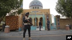 Pasukan keamanan Irak mengamankan sebuah masjid Sunni di Baghdad (foto: dok). Serangan bom ganda atas masjid Syiah di Baghdad menewaskan sedikitnya 15 orang. 