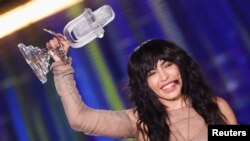La artista sueca Loreen levanta su trofeo de ganadora del festival de Eurovisión el 14 de mayo de 2023 en Liverpool, Reino Unido.