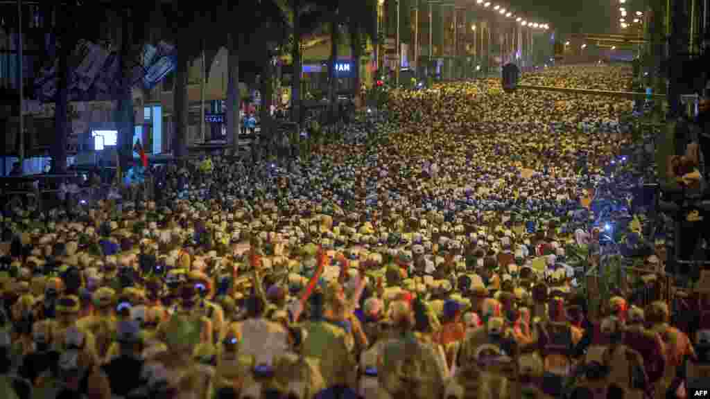 남아프리카공화국 더반시에서 피터마리츠버그 까지 89km 거리를 달리는 울트라 마라톤 참가자들이 출발신호를 기다리고 있다.