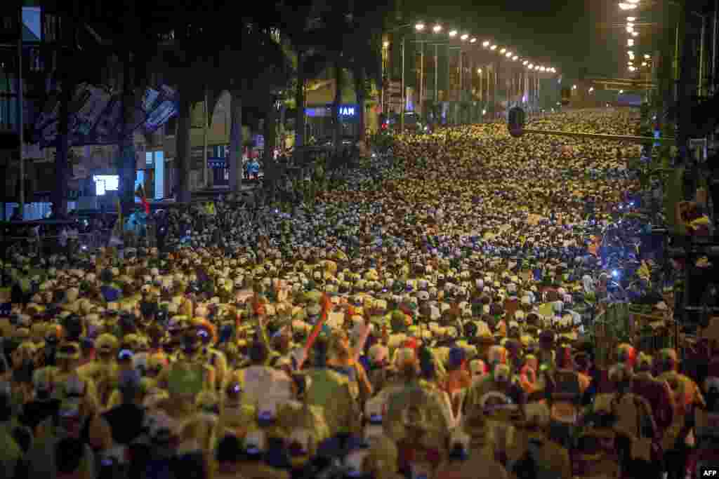 Para pelari bersiap untuk mengawali pertandingan lari Comrades Marathon sejauh 89 km antara Durban dan Pietermaritzburg di Durban, Afrika Selatan.