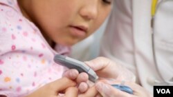 Pasien tengah menjalani pemeriksaan diabetes (foto: dok). Diabetes termasuk salah satu penyakit yang kini banyak diderita oleh warga di negara industri baru, seperti Tiongkok, India, dan Afrika Selatan.