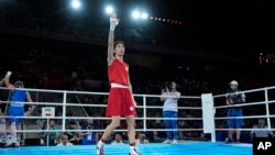 Petinju Taiwan, Lin Yu-ting, merayakan kemenangannya melawan petinju Polandia Julia Szemereta dalam final nomor 57kg putri di Olimpiade Paris, 10 Agustus 2024 di Paris, Prancis. (Foto: John Locher/AP Photo)