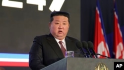 Na fotografiji koju je obezbijedila vlada Sjeverne Koreje, sjevernokorejski lider Kim Jong Un drži govor tokom ceremonije otvaranja izložbe odbrane u Pjongjangu, Sjeverna Koreja, 21. novembra 2024.