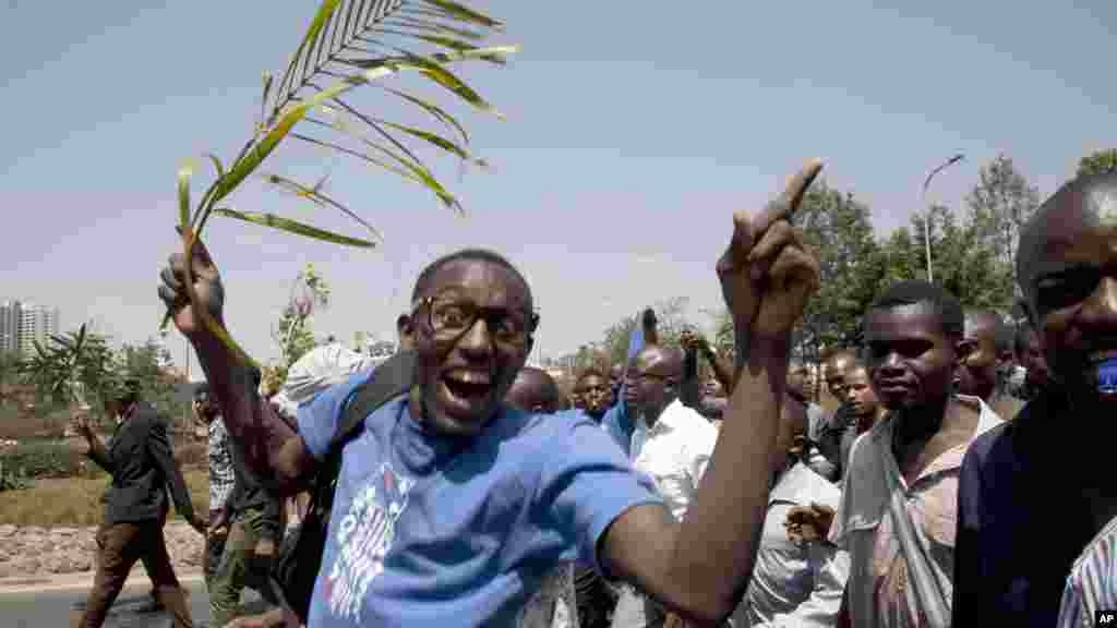 University students demonstrate on the main Uhuru Highway in Nairobi, Kenya, Tuesday, Sept, 22, 2015.