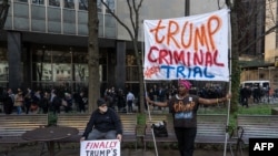 15 Nisan 2024 - Eski Başkan Donald Trump’ın Manhattan Ceza Mahkemesi’nde başlayacak davasının ilk gününde protestocular, mahkeme önünde ellerinde pankartlarla toplandı. 