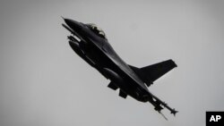 На фото: український винищувач F-16 під час відзначення Дня Повітряних сил України, 4 серпня 2024. AP Photo/Efrem Lukatsky