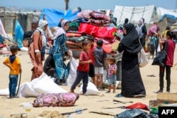 خان یونس کے مضافاتی علاقے مواسی سے بے گھر فلسطینی اسرائیلی بمباری سے بچنے کے لیے انخلا کر رہے ہیں، فوٹو اےایف پی 28 جون 2024