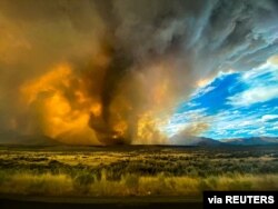 Un tornado de fuego se registró en un incendio en Loyalton, condado de Lassen, California, el 15 de agosto de 2020. Foto cortesía de Katelynn Hewlett / Social Media a través de REUTERS.
