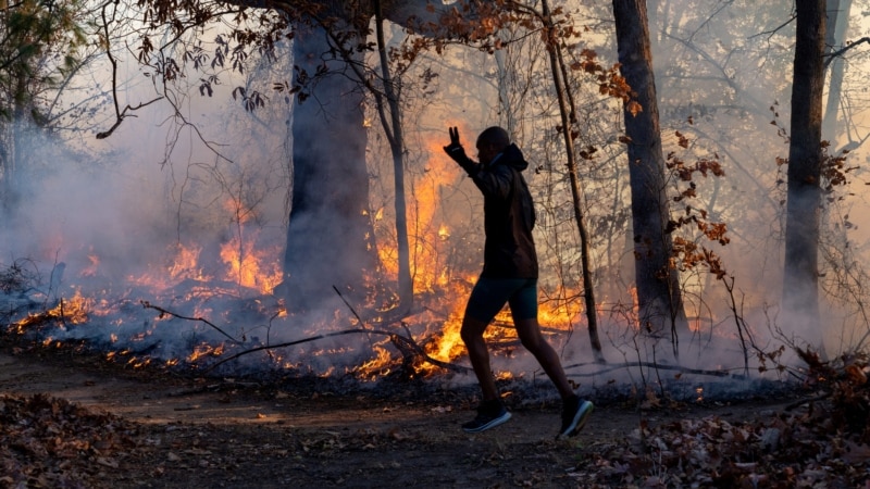 NY parks employee dies fighting fires; air quality warnings are issued in New York and New Jersey